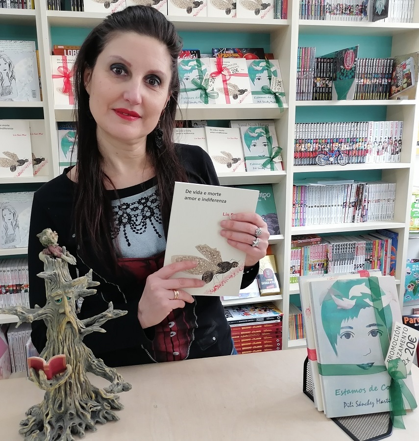 Pili Sánchez co seu poemario