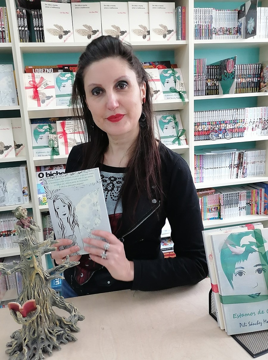 Pili Sánchez co libro ESTAMOS DE CONTO
